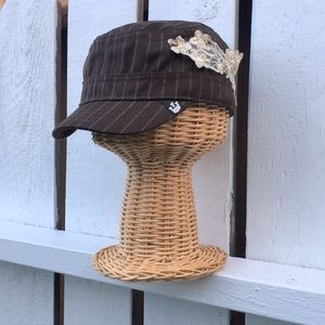Goovin pinstriped cap brown with lace decal Sz S